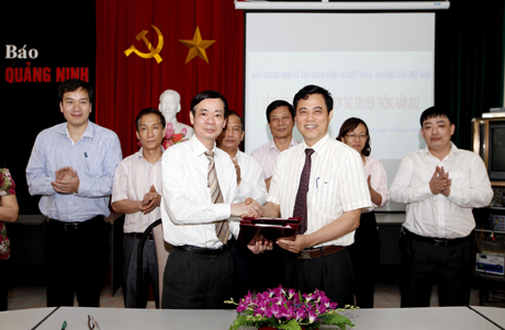Lãnh đạo Báo Quảng Ninh và Vinacomin ký kết chương trình hợp tác truyền thông năm 2012.