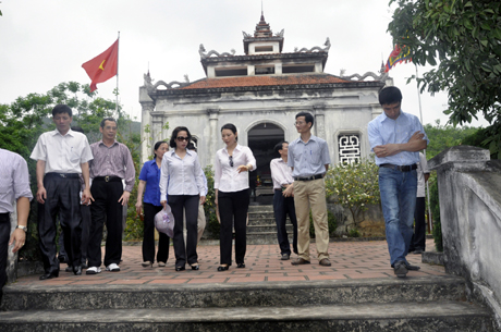 Đoàn công tác kiểm tra tại di tích Lăng mộ vua Trần Hiến Tông .