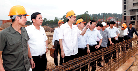 Đồng chí Nguyễn Văn Đọc, Chủ tịch UBND tỉnh kiểm tra tiến độ xây dựng Bệnh viện Sản Nhi Quảng Ninh. Ảnh: Khánh Giang