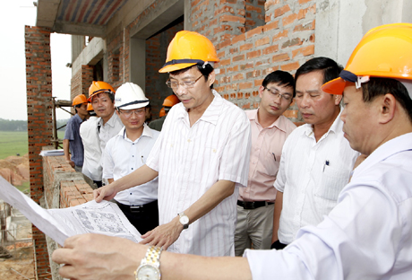 Đồng chí Nguyễn Văn Đọc, Chủ tịch UBND tỉnh kiểm tra tiến độ xây dựng Bệnh viện Sản Nhi Quảng Ninh. Ảnh: Khánh Giang