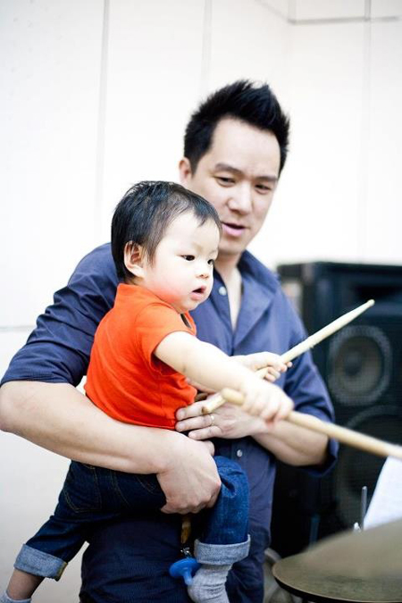 Huy MC và cậu con trai nhỏ tên Huân - kết quả cuộc hôn nhân của anh và Bảo Quyên. Cậu bé từ nhỏ đã thích nghịch trống - nhạc cụ quen thuộc của cha.