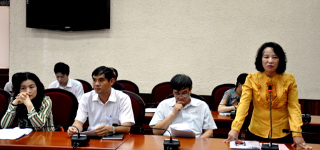 Đồng chí Vũ Thị Thu Thủy, Phó Chủ tịch UBND tỉnh giới thiệu tóm tắt hoạt động Tuần Du lịch Hạ Long-Quảng Ninh 2012.