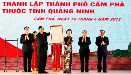 Phó Chủ tịch nước Nguyễn Thị Doan trao Nghị quyết của Chính phủ về việc thành lập TP Cẩm Phả cho lãnh đạo thành phố. Ảnh: ĐỖ GIANG