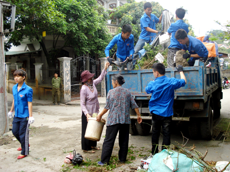 ĐVTN và người dân khu phố 1, phường Cẩm Thành (TP Cẩm Phả) tham gia dọn vệ sinh môi trường trên địa bàn.