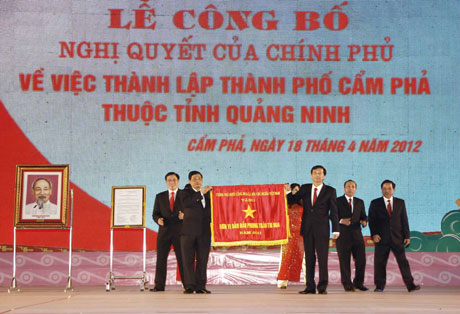 Thừa ủy quyền của Thủ tướng Chính Phủ, đồng chí Nguyễn Văn Đọc, Chủ tịch UBND tỉnh trao cờ đơn vị dẫn đầu thi đua cho nhân dân, cán bộ TP Cẩm Phả.