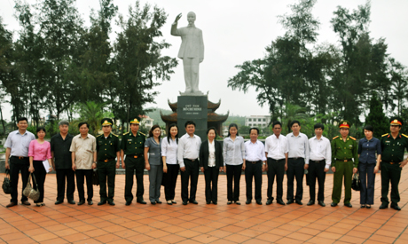 Đồng chí Nguyễn Thị Doan, Phó Chủ tịch nước chụp ảnh lưu niệm với cán bộ, chiến sĩ huyện đảo Cô Tô.