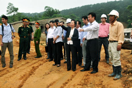Đồng chí thăm công trường xây dựng hồ chứa nước Trường Xuân.