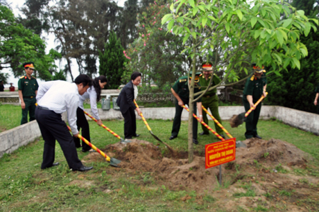 Trồng cây lưu niệm trong khuôn viên Khu di tích lưu niệm Chủ tịch Hồ Chí Minh.