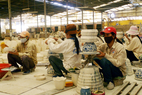 Sản suất gốm sứ xuất khẩu tại Công ty Gốm mỹ nghệ Quang Vinh.