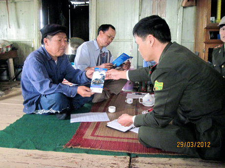Lực lượng kiểm lâm Vườn Quốc gia Bái Tử Long tuyên truyền tới bà con ngư dân về bảo vệ tài nguyên rừng, biển.