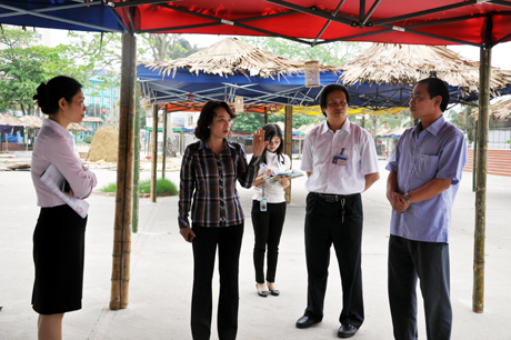 Đồng chí Vũ Thị Thu Thủy, Phó Chủ tịch UBND tỉnh kiểm tra công tác chuẩn bị các gian hàng tại lễ hội ẩm thực (Khu vực Công ty Du lịch thanh niên).