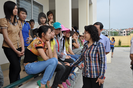 Đồng chí Vũ Thị Thu Thủy, Phó Chủ tịch UBND tỉnh, hỏi thăm công tác tập luyện của các em học sinh Trường Cao đẳng văn hóa nghệ thuật và du lịch Hạ Long.