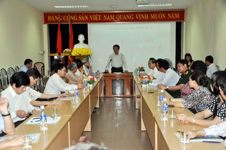 Đồng chí Nguyễn Đức Thành, Bí thư Huyện ủy, Chủ tịch UBND huyện Cô Tô giới thiệu một số quy hoạch của huyện trong năm 2012.