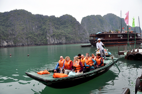 Do trần hang thấp nên muốn vào hang, du khách chỉ có thể đi trên những con thuyền nhỏ do ngư dân làng chài chèo lái.