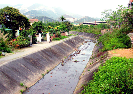 Mương thoát nước trên địa bàn thị trấn Mạo Khê ra sông Đá Vách được đầu tư hàng trăm tỷ đồng, đã phát huy tác dụng bảo vệ môi trường cho vùng dân cư trọng điểm.