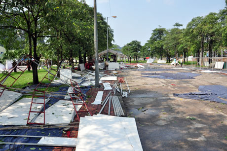 Các gian hàng chuẩn bị cho Hội chợ Thương mại - Du lịch Hạ Long 2012 bị tan hoang sau trận mưa đá.
