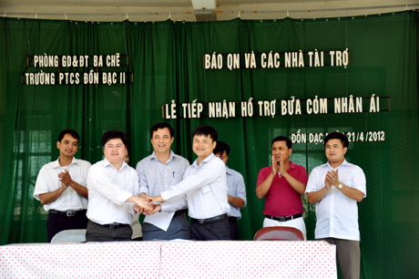 Đại diện Báo Quảng Ninh, các nhà tài trợ và Trường PTCS Đồn Đạc II kí kết chương trình phối hợp.
