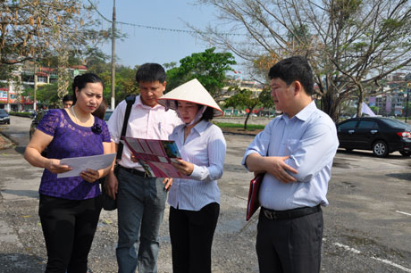 Đồng chí Vũ Thị Thu Thủy, Phó Chủ tịch UBND tỉnh chia sẻ, động viên đơn vị tổ chức thực hiện Liên hoan ẩm thực khắc phục hậu quả thiệt hại cơn mưa đá tối 20-4.
