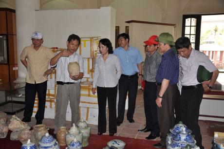 Đồng chí Vũ Thị Thu Thủy, Phó Chủ tịch UBND tỉnh kiểm tra gian trưng bày cổ vật tại Công viên quốc tế Hoàng Gia.