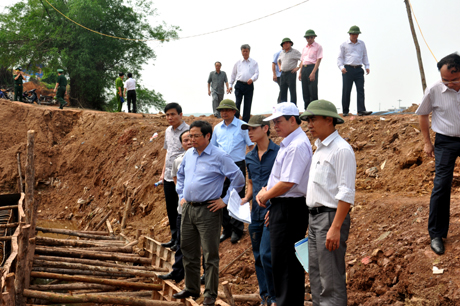 Đồng chí Phạm Minh Chính, Bí thư Tỉnh uỷ kiểm tra tuyến kè biên giới sông Ka Long (TP Móng Cái).