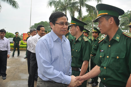 Đồng chí Phạm Minh Chính, Bí thư Tỉnh ủy đến thăm Đồn Biên phòng Cửa khẩu Móng Cái.