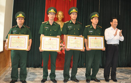 Đồng chí Nguyễn Văn Thành, Phó Chủ tịch UBND tỉnh trao tặng bằng khen cho 1 tập thể và 3 cá nhân của đồn Biên phòng Cửa khẩu quốc tế Móng Cái vì đã có thành tích xuất sắc trong công tác đấu tranh phòng, chống tội phạm.