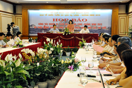 Đồng chí Vũ Thị Thu Thủy, Phó Chủ tịch  UBND tỉnh phát biểu tại buổi họp báo.