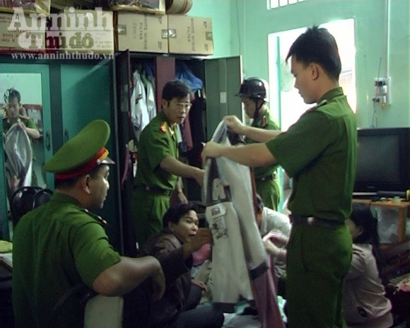 Cơ quan CSĐT tỉnh Quảng Ngãi thực hịên lệnh khám xét nhà của một nhóm lừa đảo với thủ đoạn cho số đề