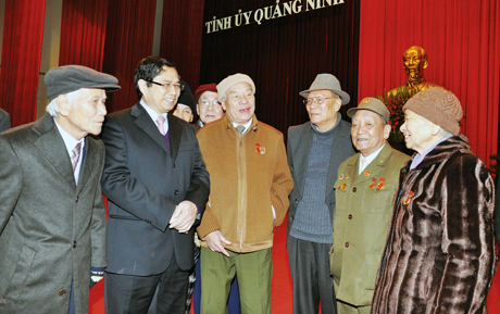 Đồng chí Bí thư Tỉnh ủy Phạm Minh Chính (thứ hai, trái sang) với các đảng viên lão thành.