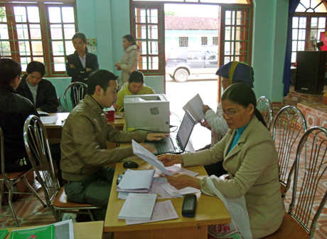 Nhân viên Ngân hàng Chính sách xã hội huyện Ba Chẽ làm thủ tục vay vốn cho người dân xã Đồn Đạc (Ba Chẽ).