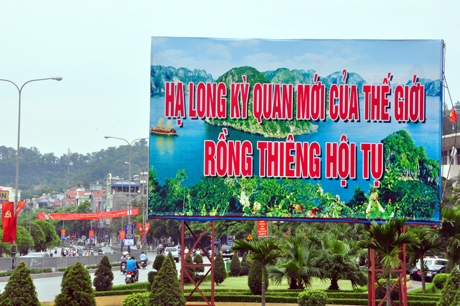 Pa nô lớn trên đường Nguyễn Văn Cừ được trang trí từ nhiều ngày nay chào mừng Tuần du lịch Hạ Long - Quảng Ninh 2012.