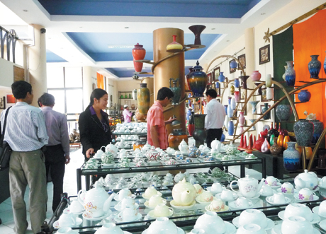 Các sản phẩm gốm sứ mỹ nghệ phục vụ nhu cầu du khách quốc tế góp phần nâng cao hiệu quả xuất khẩu tại chỗ của địa phương.