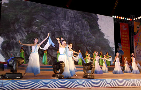 Nhiều chương trình nghệ thuật đặc sắc ca ngợi giá trị của Vịnh Hạ Long được trình diễn.