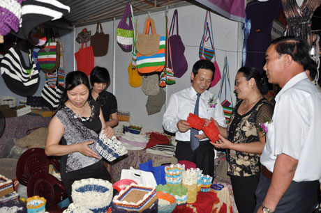 Các đại biểu tham quan gian hàng tại hội chợ.