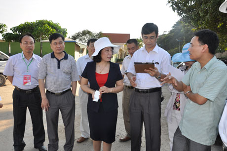 Đồng chí Vũ Thị Thu Thủy, Phó Chủ tịch UBND tỉnh kiểm tra bãi đỗ xe cho đại biểu và nhân dân tại khu vực Bãi Cháy.