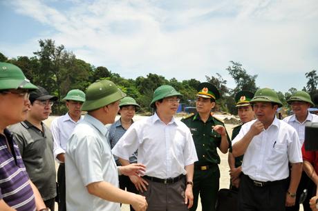 Đồng chí Vũ Huy Hoàng, Bộ trưởng Bộ Công thương (thứ 2 từ phải sang) nghe lãnh đạo tỉnh  Quảng Ninh và lãnh đạo huyện Cô Tô báo cáo tình hình triển khai Dự án đưa điện lưới ra Cô Tô