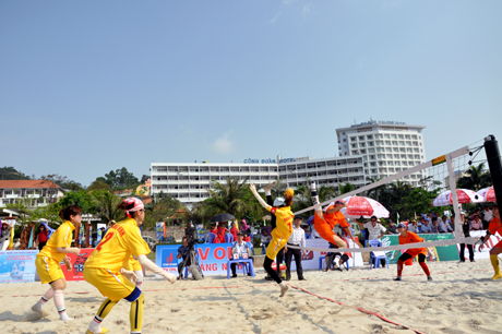 Đội Cầu mây Quảng Ninh (bên trái) thi đấu không thành công tại Giải vô địch cầu mây bãi biển toàn quốc Cúp Rồng Đỏ 2012.