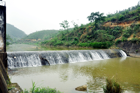 Bảo vệ khu vực đầu nguồn để đảm bảo nguồn nước cho các nhà máy hoạt động là một trong những nhiệm vụ trọng tâm của Công ty Kinh doanh nước sạch Quảng Ninh. Trong ảnh: Đập nước đầu nguồn sông Đồng Ho.