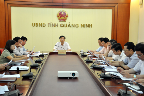 Đồng chí Nguyễn Văn Đọc, Chủ tịch UBND tỉnh chủ trì cuộc họp tại đầu cầu Quảng Ninh.