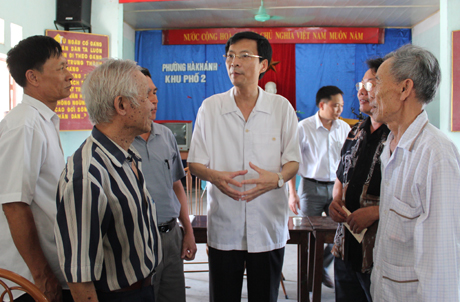 Đồng chí Nguyễn Văn Đọc, Phó Bí thư Tỉnh uỷ, Chủ tịch UBND tỉnh trao đổi với các đảng viên Chi bộ khu phố 2, phường Hà Khánh (TP Hạ Long).