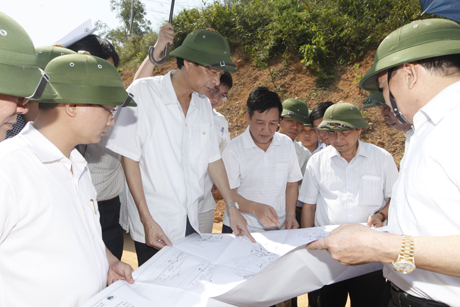 Đồng chí Nguyễn Văn Đọc kiểm tra tiến độ thi công dự án tuyến đường vành đai phía bắc TP Hạ Long đoạn Vũ Oai- Quang Hanh