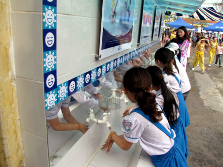 Học sinh Trường Tiểu học Quyết Thắng (Đông Triều) cùng rửa tay bằng xà phòng dưới sự hướng dẫn của cô giáo.