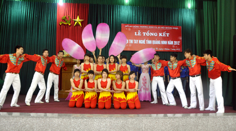 Màn biểu diễn văn nghệ tại lễ trao giải Hội thi tay nghề tỉnh Quảng Ninh 2012.