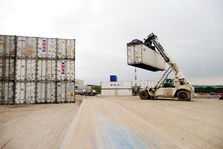 Hàng hóa tạm nhập tái xuất được tập kết để chuyển khẩu qua Khu Kinh tế cửa khẩu Móng Cái.