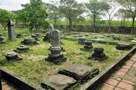 Những đền đài, lăng mộ nhà Trần ở Đông Triều xưa kia nay phần lớn chỉ còn là phế tích với những hiện vật còn sót lại như thế này.