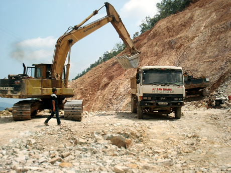 Công ty TNHH MTV Tân Thành 2 triển khai 4 mũi thi công, đặc biệt để đào đắp được gần 30.000m3 đất, đá nhà thầu đang tập trung vào việc khoan phá đá để bắn mìn hạ dốc Tài Phật (ảnh 1), đồng thời tập trung vào bốc xúc san lấp hạ nền đường (ảnh 2).