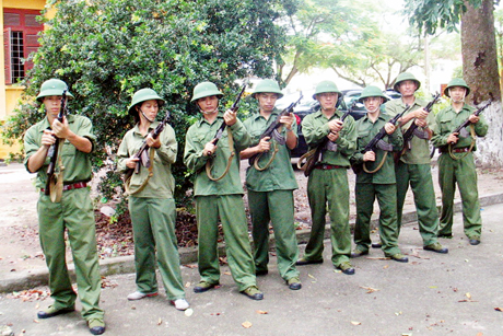 Huấn luyện sử dụng súng quân dụng cho các học viên tại Trường Quân sự tỉnh.
