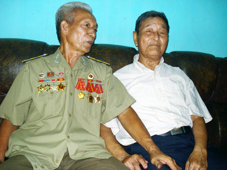 Ông Phạm Ngọc Chiến (trái) và ông Phạm Văn Tư (phải), ôn lại kỷ niệm tham gia chiến dịch Điện Biên Phủ.