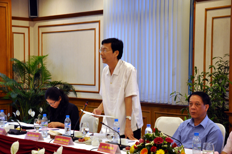 Đông chí Nguyễn Văn Đọc, Chủ tịch UBND tỉnh phát biểu báo cáo tại buổi làm việc.