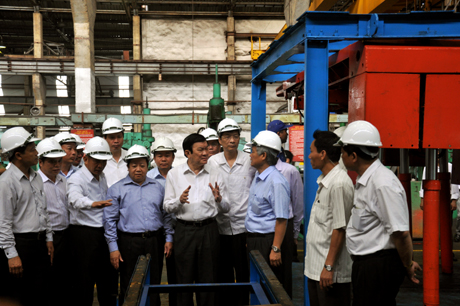 Chủ tịch nước Trương Tấn Sang cùng đoàn công tác thăm xưởng sản xuất của Công ty CP Chế tạo máy – Vinacomin.